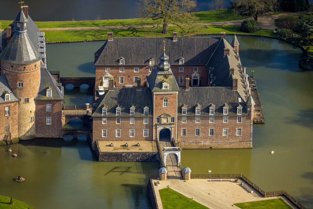 Isselburg from the bird's eye view: Building and castle park systems of water castle in the district Anholt in Isselburg in the state North Rhine-Westphalia, Germany