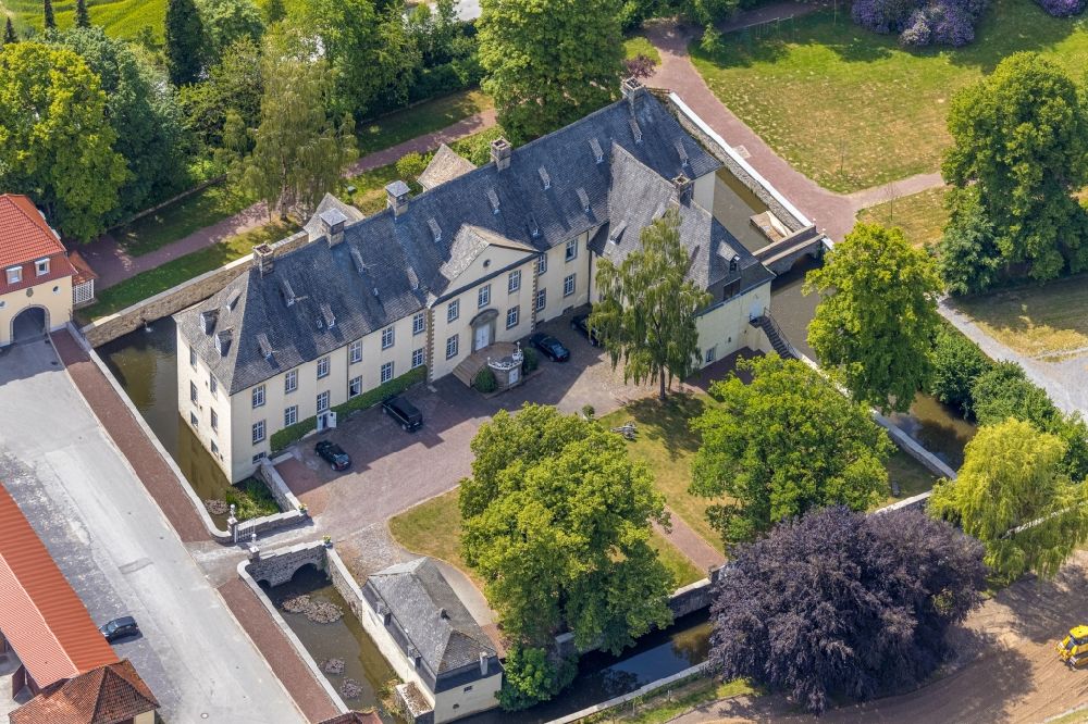 Balve from the bird's eye view: Building and castle park systems of water castle Wocklum on Wocklumer Allee in Balve in the state North Rhine-Westphalia, Germany