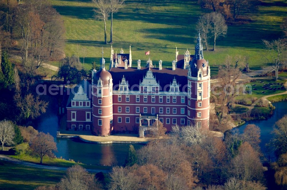 Bad Muskau from the bird's eye view: Building and castle park systems of water castle on Schlossstrasse in Fuerst-Pueckler-Park in Bad Muskau in the state Saxony, Germany