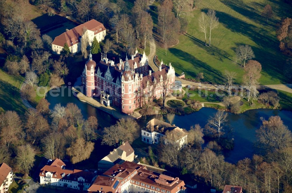 Aerial photograph Bad Muskau - Building and castle park systems of water castle on Schlossstrasse in Fuerst-Pueckler-Park in Bad Muskau in the state Saxony, Germany