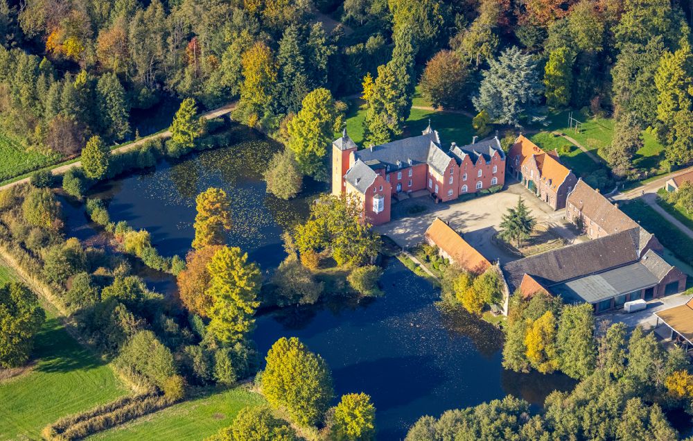 Aerial image Neukirchen-Vluyn - Building and castle park systems of water castle Bloemersheim in Neukirchen-Vluyn in the state North Rhine-Westphalia