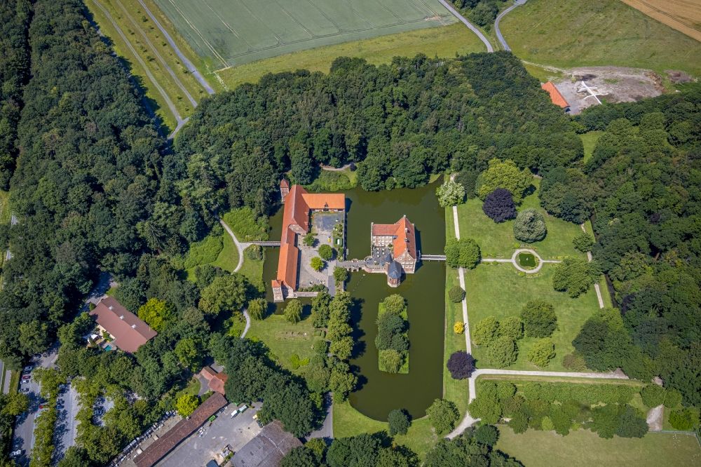 Aerial photograph Havixbeck - Building and castle park systems of water castle Burg Huelshoff in Havixbeck in the state North Rhine-Westphalia, Germany
