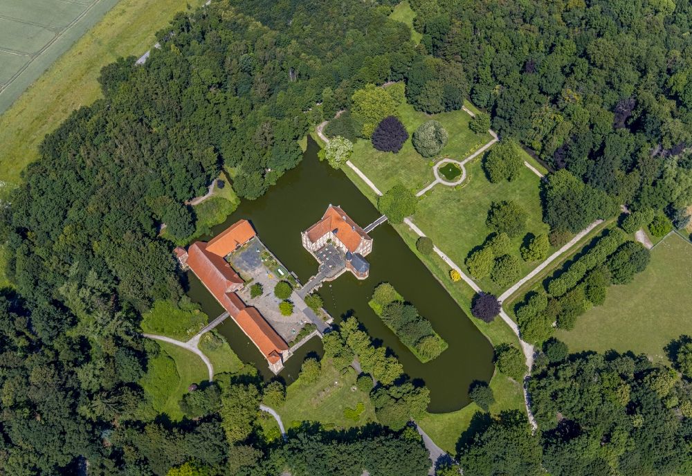 Havixbeck from the bird's eye view: Building and castle park systems of water castle Burg Huelshoff in Havixbeck in the state North Rhine-Westphalia, Germany