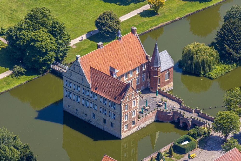 Aerial image Havixbeck - Building and castle park systems of water castle Burg Huelshoff in Havixbeck in the state North Rhine-Westphalia, Germany
