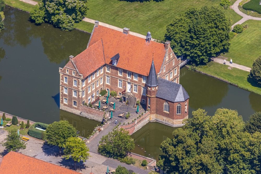 Aerial photograph Havixbeck - Building and castle park systems of water castle Burg Huelshoff in Havixbeck in the state North Rhine-Westphalia, Germany