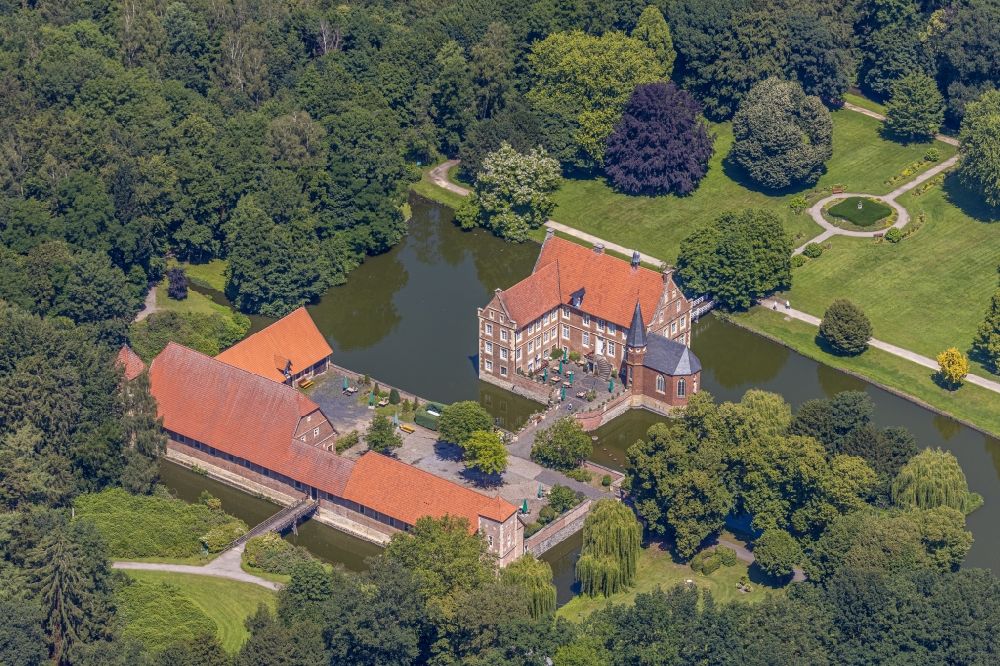 Havixbeck from the bird's eye view: Building and castle park systems of water castle Burg Huelshoff in Havixbeck in the state North Rhine-Westphalia, Germany