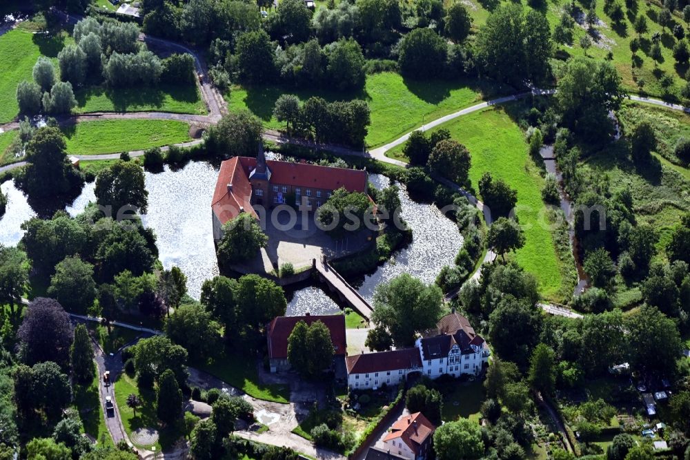 Lüdinghausen from the bird's eye view: Building and castle park systems of water castle Burg Luedinghausen in Luedinghausen in the state North Rhine-Westphalia, Germany