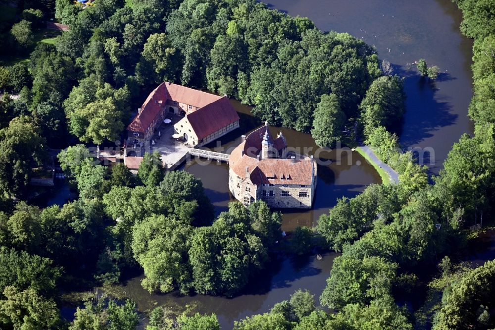 Aerial photograph Lüdinghausen - Building and castle park systems of water castle Burg Vischering in Luedinghausen in the state North Rhine-Westphalia, Germany