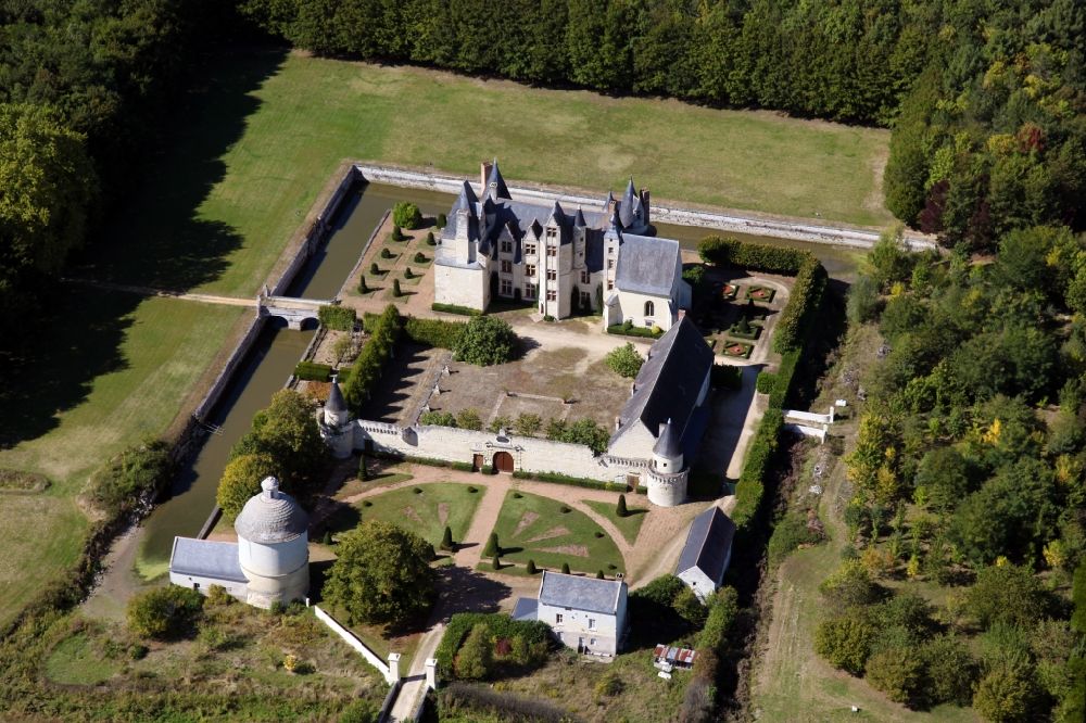 Saint Martin de la Place from the bird's eye view: Building and castle park systems of water castle Chateau de Boumois in Saint Martin de la Place in Pays de la Loire, France