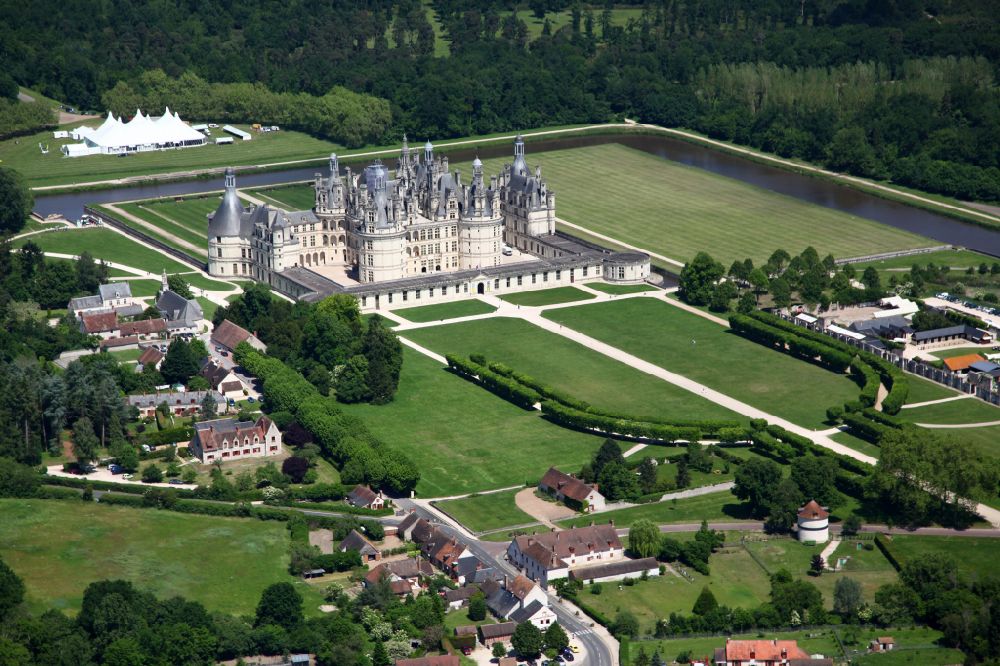 Chambord from the bird's eye view: Building and castle park systems of water castle Chateau de Chambord on street Le Chateau in Chambord in Centre-Val de Loire, France