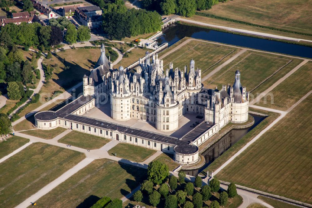 Aerial photograph Chambord - Building and castle park systems of water castle Chateau de Chambord on street Le Chateau in Chambord in Centre-Val de Loire, France