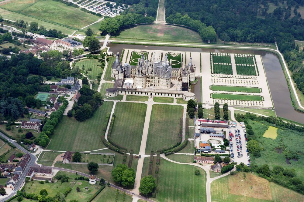 Aerial photograph Chambord - Building and castle park systems of water castle Chateau de Chambord on street Le Chateau in Chambord in Centre-Val de Loire, France