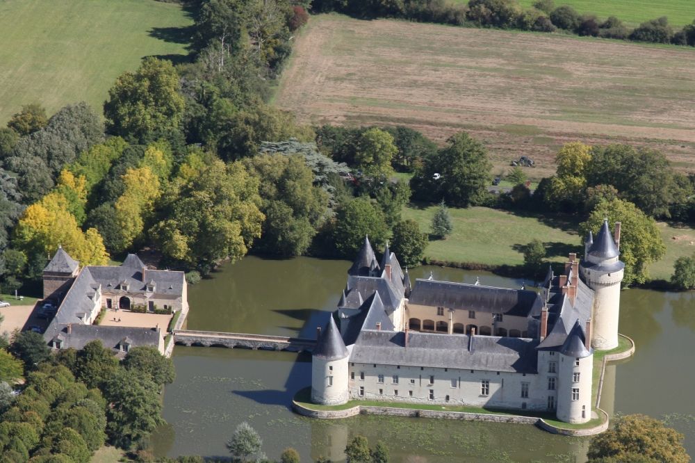 Ecuille from the bird's eye view: Building and castle park systems of water castle Chateau du Plessis bourre in Ecuille in Pays de la Loire, France. The feudal dwelling was completed within five years in the outgoing Middle Ages and presents itself virtually unchanged to the visitor of today. The builder was Jean Bourre