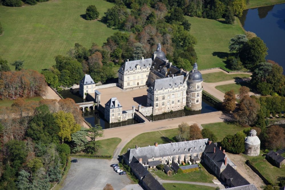 Aerial photograph Saint-Georges-sur-Loire - Building and castle park systems of water castle Chateau de Serrant in Saint-Georges-sur-Loire in Pays de la Loire, France. An important and symbolic work of renaissance architecture