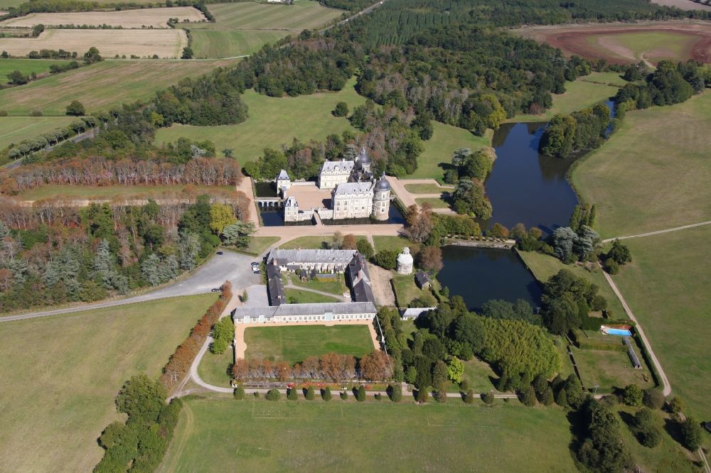 Saint-Georges-sur-Loire from the bird's eye view: Building and castle park systems of water castle Chateau de Serrant in Saint-Georges-sur-Loire in Pays de la Loire, France. An important and symbolic work of renaissance architecture
