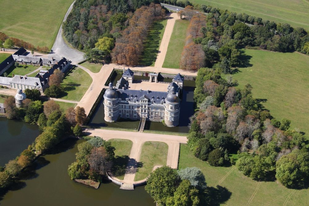 Aerial photograph Saint-Georges-sur-Loire - Building and castle park systems of water castle Chateau de Serrant in Saint-Georges-sur-Loire in Pays de la Loire, France. An important and symbolic work of renaissance architecture