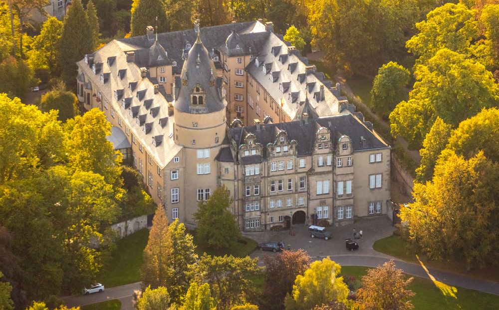 Aerial image Detmold - Building and castle park systems of water castle Fuerstliches Residenzschloss on place Schlossplatz in Detmold in the state North Rhine-Westphalia, Germany