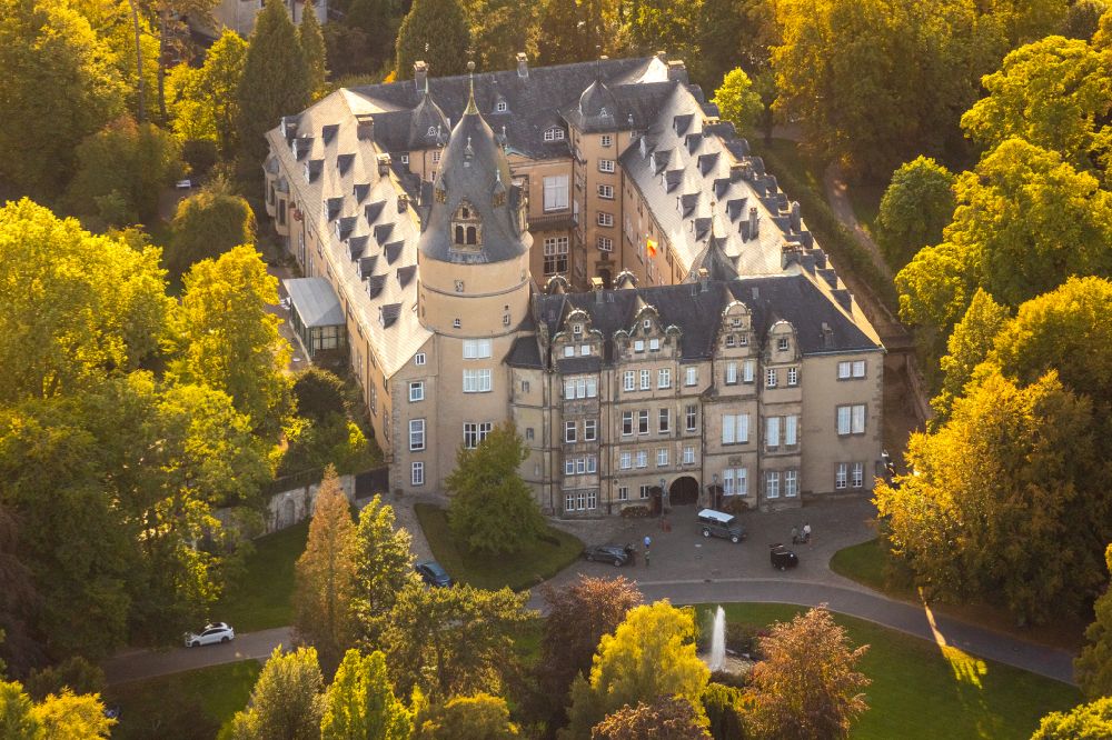 Aerial photograph Detmold - Building and castle park systems of water castle Fuerstliches Residenzschloss on place Schlossplatz in Detmold in the state North Rhine-Westphalia, Germany