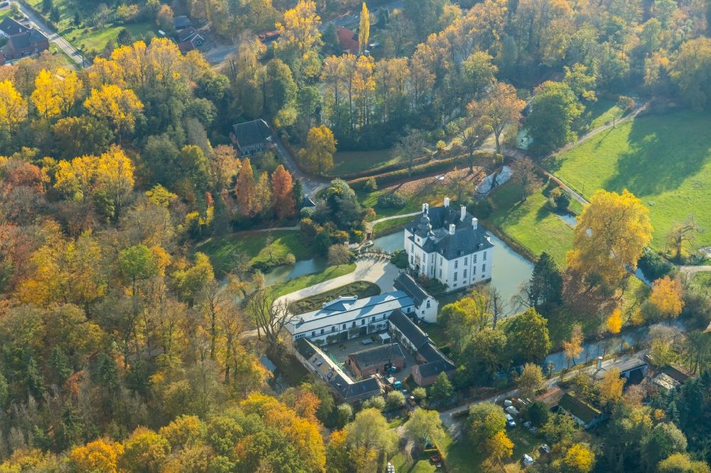 Hünxe from above - Building and castle park systems of water, castle Gartrop in Huenxe in the state North Rhine-Westphalia, Germany