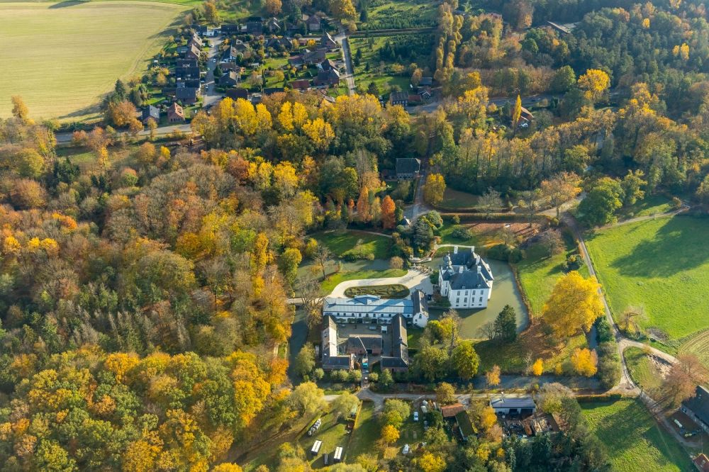 Hünxe from the bird's eye view: Building and castle park systems of water, castle Gartrop in Huenxe in the state North Rhine-Westphalia, Germany
