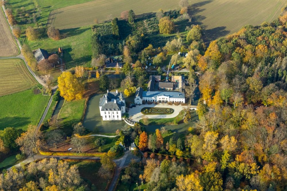Aerial image Hünxe - Building and castle park systems of water, castle Gartrop in Huenxe in the state North Rhine-Westphalia, Germany