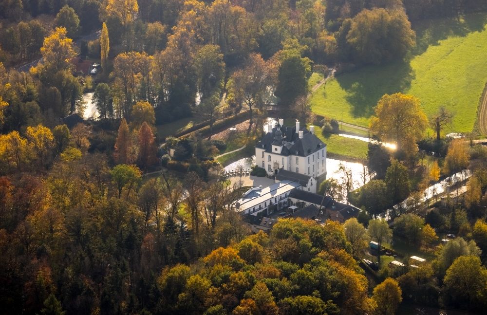 Aerial photograph Hünxe - Building and castle park systems of water, castle Gartrop in Huenxe in the state North Rhine-Westphalia, Germany