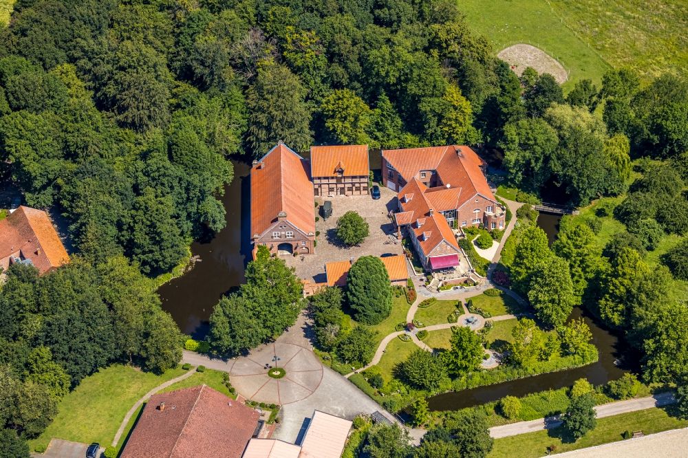 Nottuln from the bird's eye view: Building and castle park systems of water castle with homestead and horse breeding of Gestuet Haus-Giesking in the district Hangenau in Nottuln in the state North Rhine-Westphalia, Germany