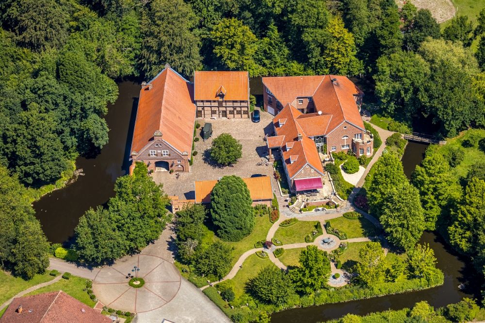 Aerial image Nottuln - Building and castle park systems of water castle with homestead and horse breeding of Gestuet Haus-Giesking in the district Hangenau in Nottuln in the state North Rhine-Westphalia, Germany