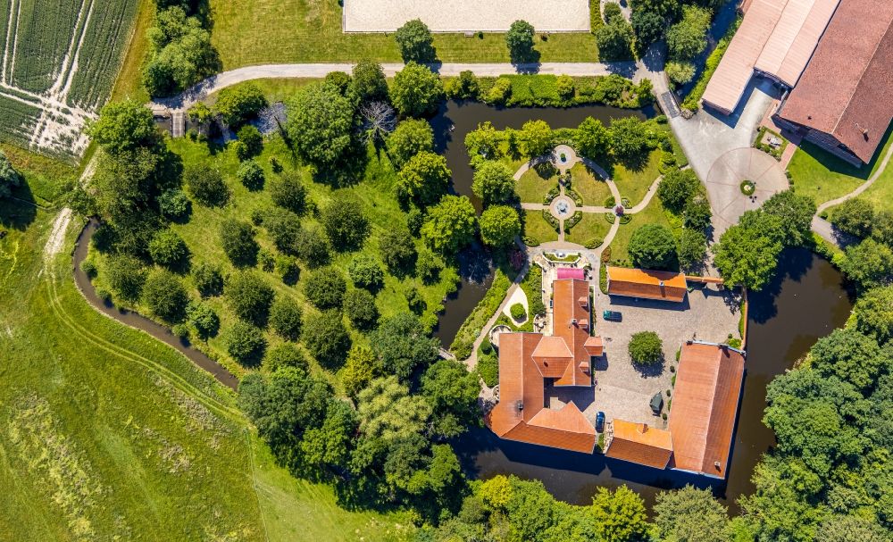 Aerial photograph Nottuln - Building and castle park systems of water castle with homestead and horse breeding of Gestuet Haus-Giesking in the district Hangenau in Nottuln in the state North Rhine-Westphalia, Germany