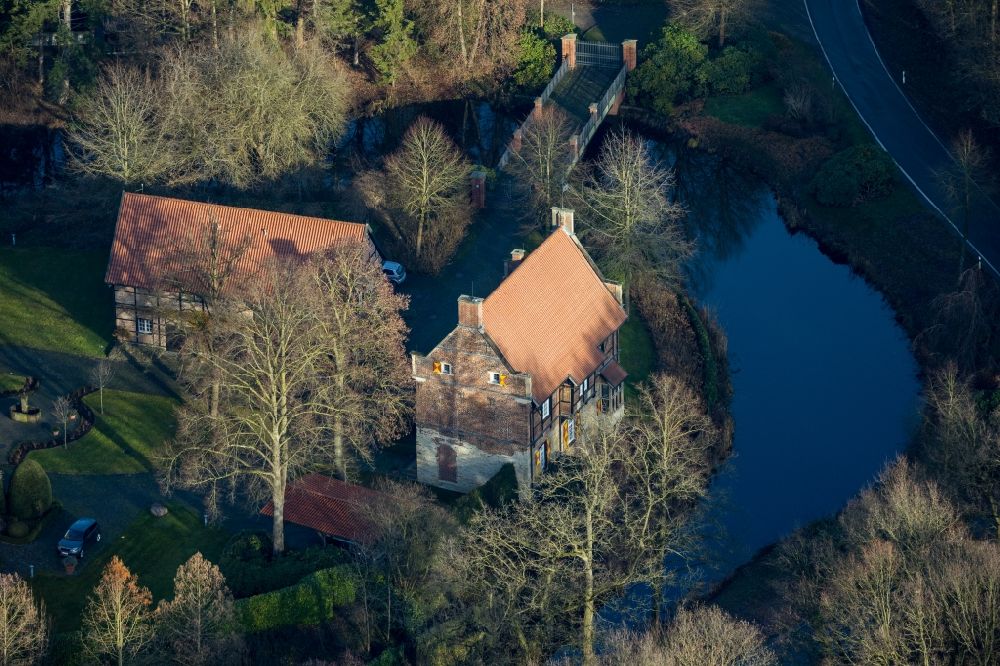 Drensteinfurt from above - Building and castle park systems of water castle Haus Bisping on Flaggenbach in Drensteinfurt in the state North Rhine-Westphalia, Germany