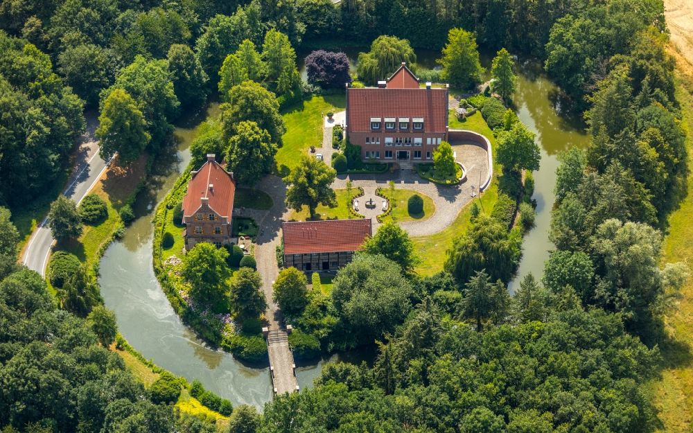 Aerial image Rinkerode - Building and castle park systems of water castle Haus Bisping in Rinkerode in the state North Rhine-Westphalia, Germany