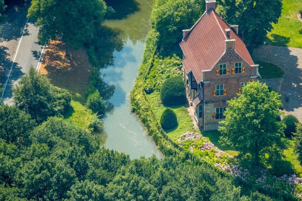 Aerial photograph Rinkerode - Building and castle park systems of water castle Haus Bisping in Rinkerode in the state North Rhine-Westphalia, Germany