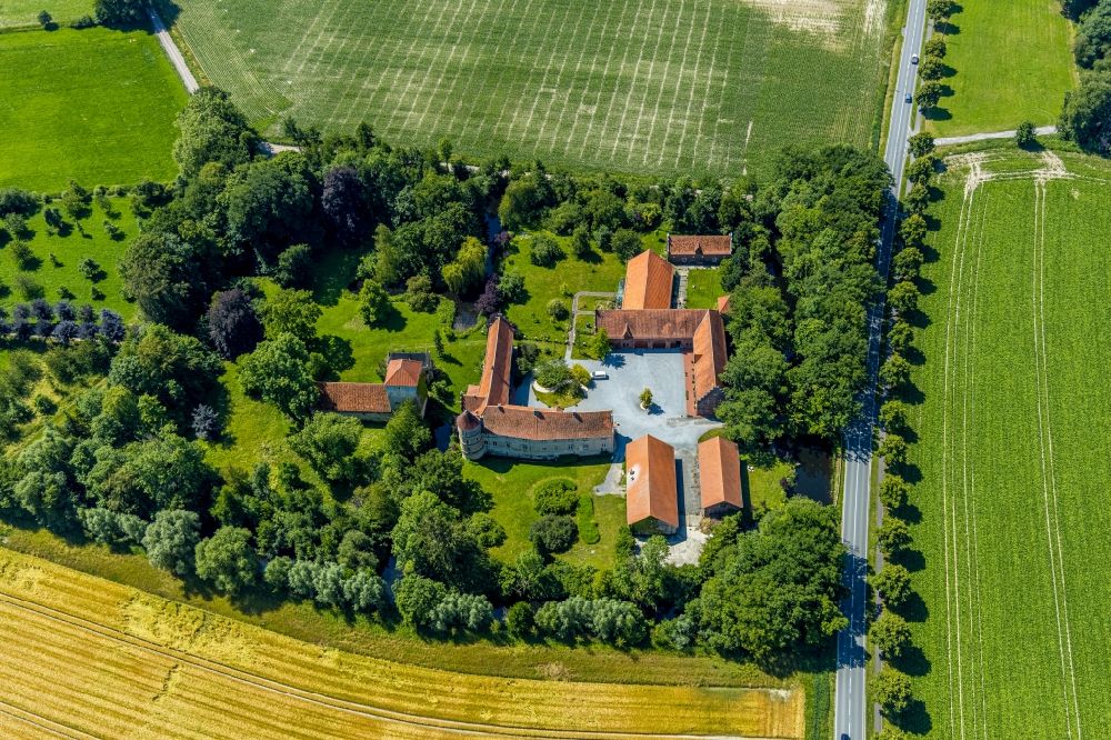 Billerbeck from the bird's eye view: Building and castle park systems of water castle Haus Hameren Alstaette in Billerbeck in the state North Rhine-Westphalia, Germany