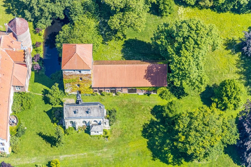 Aerial image Billerbeck - Building and castle park systems of water castle Haus Hameren Alstaette in Billerbeck in the state North Rhine-Westphalia, Germany