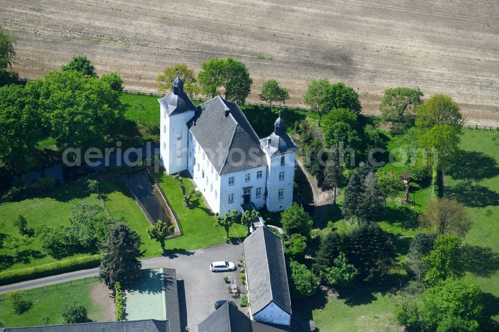 Tönisvorst from the bird's eye view: Building and castle park systems of water castle Haus Neersdonk in Toenisvorst in the state , Germany