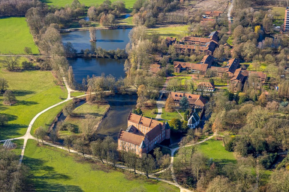 Herten from the bird's eye view: Building and castle park systems of water castle in Herten in the state North Rhine-Westphalia, Germany