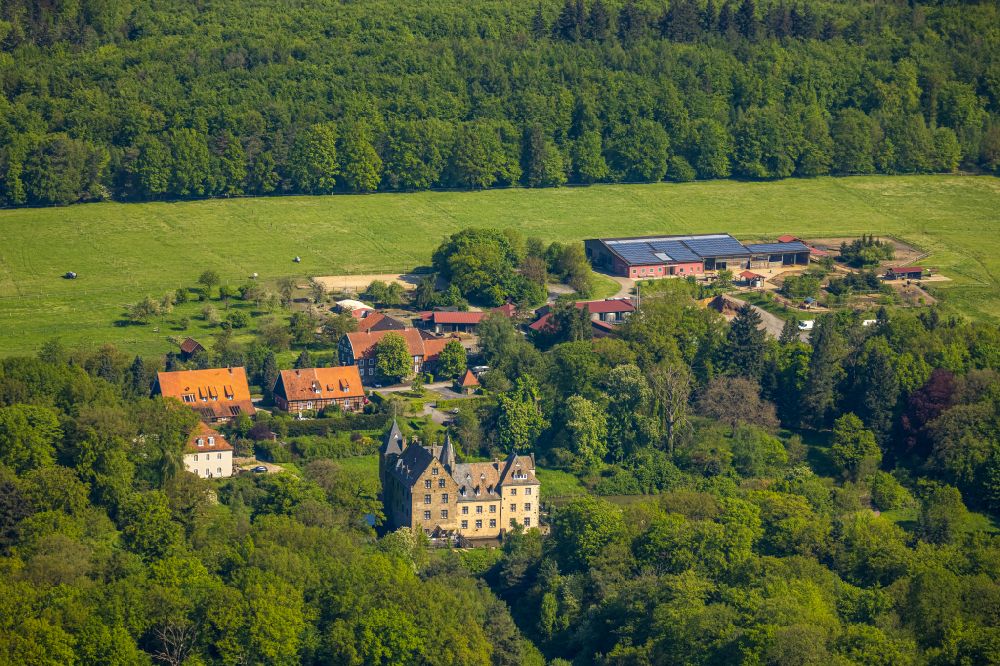 Aerial photograph Voßwinkel - Building and castle park systems of water castle Hoellinghofen in Vosswinkel in the state North Rhine-Westphalia, Germany