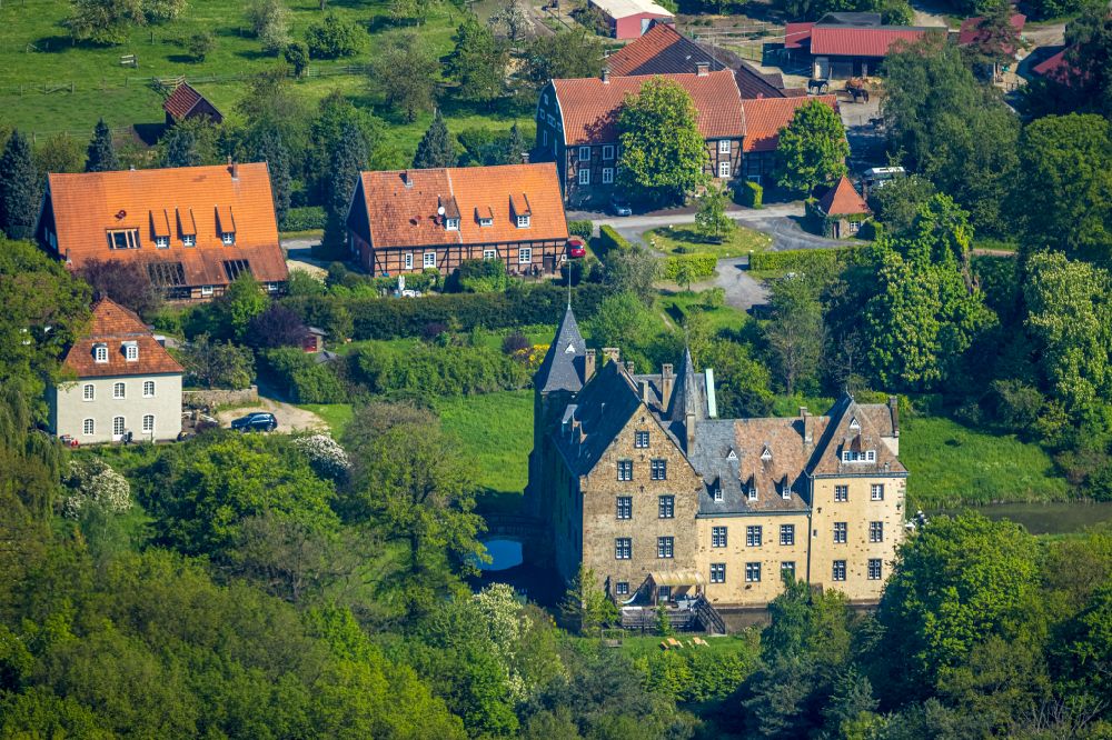 Voßwinkel from above - Building and castle park systems of water castle Hoellinghofen in Vosswinkel in the state North Rhine-Westphalia, Germany