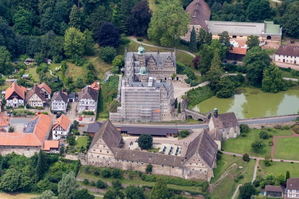 Aerial photograph Emmerthal - Building and castle park systems of water castle Schloss Haemelschenburg in the district Haemelschenburg in Emmerthal in the state Lower Saxony, Germany