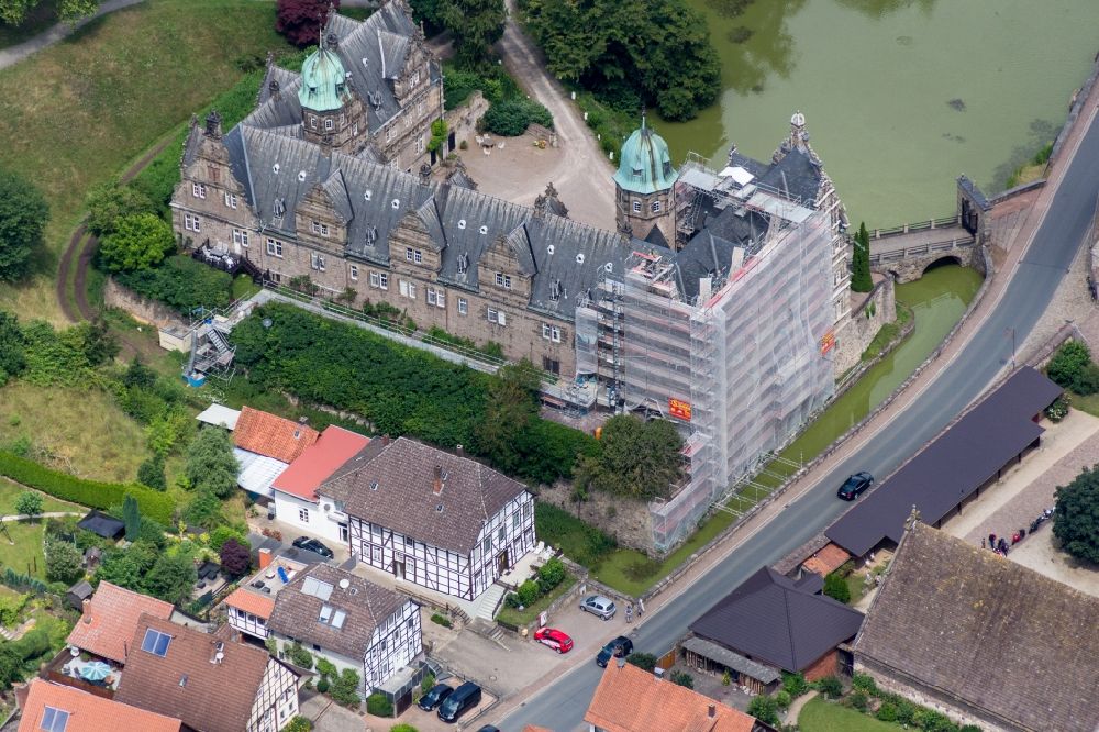 Emmerthal from the bird's eye view: Building and castle park systems of water castle Schloss Haemelschenburg in the district Haemelschenburg in Emmerthal in the state Lower Saxony, Germany