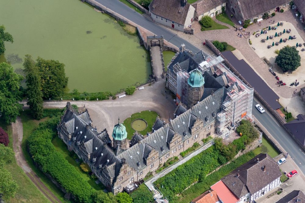 Aerial photograph Emmerthal - Building and castle park systems of water castle Schloss Haemelschenburg in the district Haemelschenburg in Emmerthal in the state Lower Saxony, Germany