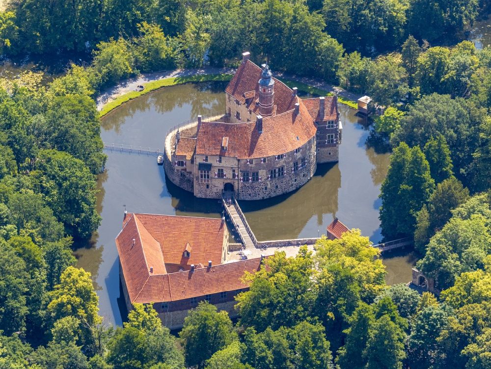 Aerial image Lüdinghausen - Building and castle park systems of water castle Vischering in Luedinghausen in the state North Rhine-Westphalia