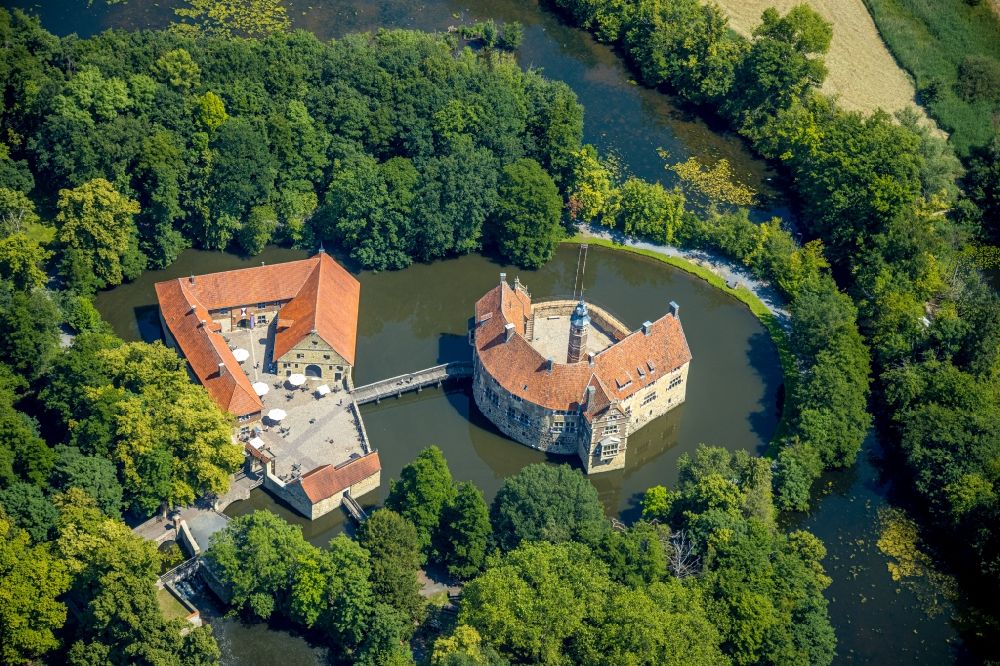 Lüdinghausen from above - Building and castle park systems of water castle Vischering in Luedinghausen in the state North Rhine-Westphalia
