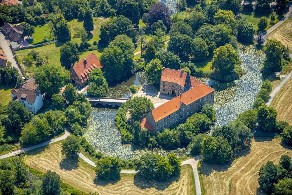 Lüdinghausen from the bird's eye view: Building and castle park systems of water castle Vischering in Luedinghausen in the state North Rhine-Westphalia