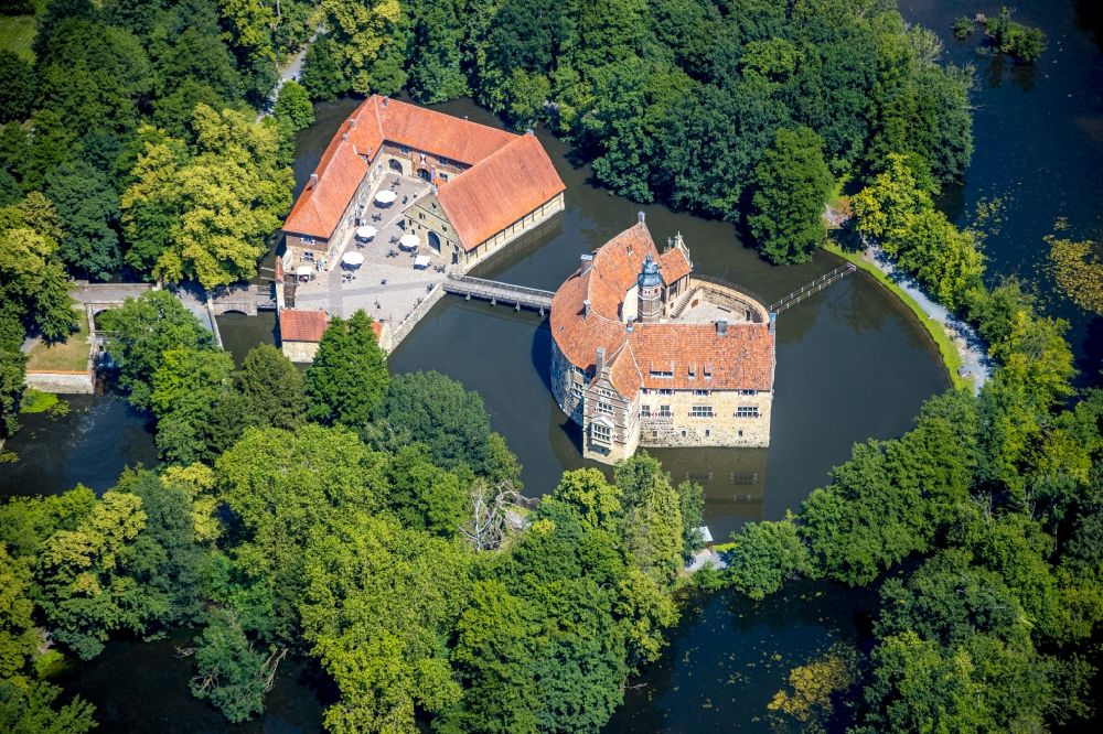 Aerial photograph Lüdinghausen - Building and castle park systems of water castle Vischering in Luedinghausen in the state North Rhine-Westphalia