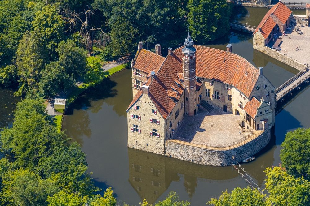 Lüdinghausen from the bird's eye view: Building and castle park systems of water castle Vischering in Luedinghausen in the state North Rhine-Westphalia