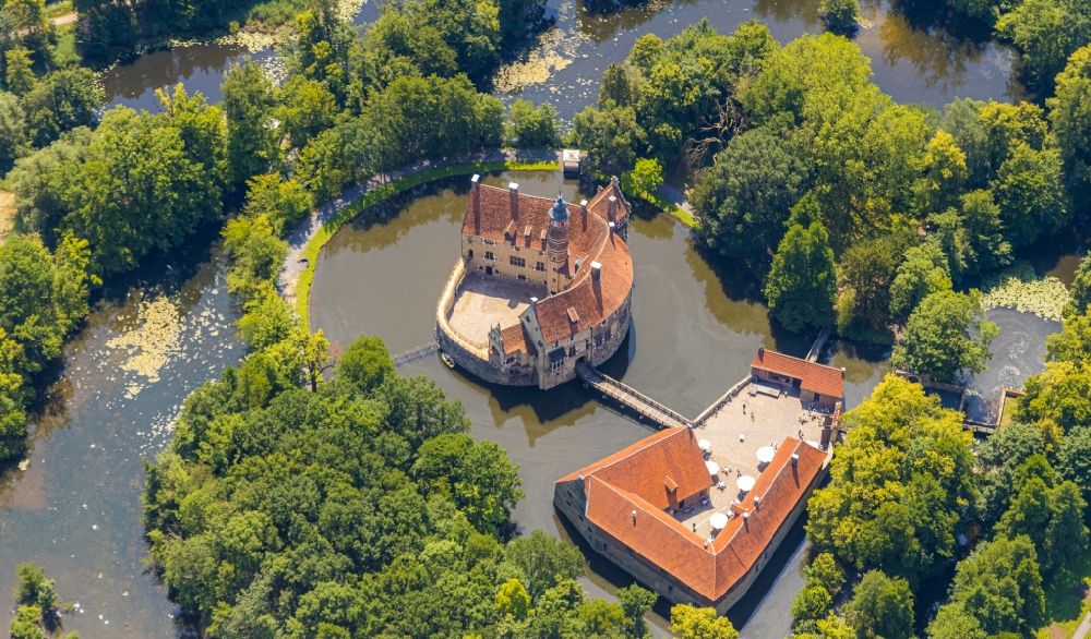 Aerial photograph Lüdinghausen - Building and castle park systems of water castle Vischering in Luedinghausen in the state North Rhine-Westphalia
