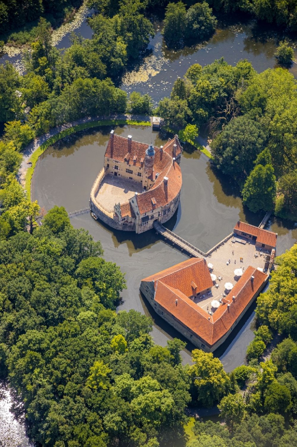 Lüdinghausen from above - Building and castle park systems of water castle Vischering in Luedinghausen in the state North Rhine-Westphalia