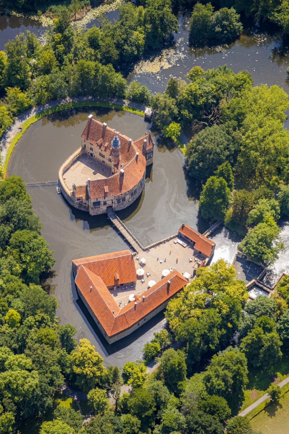 Aerial image Lüdinghausen - Building and castle park systems of water castle Vischering in Luedinghausen in the state North Rhine-Westphalia