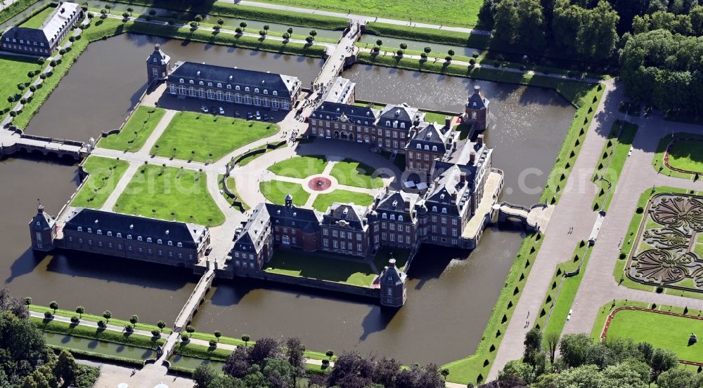 Nordkirchen from the bird's eye view: Building and castle park systems of water castle Nordkirchen in Nordkirchen in the state North Rhine-Westphalia, Germany